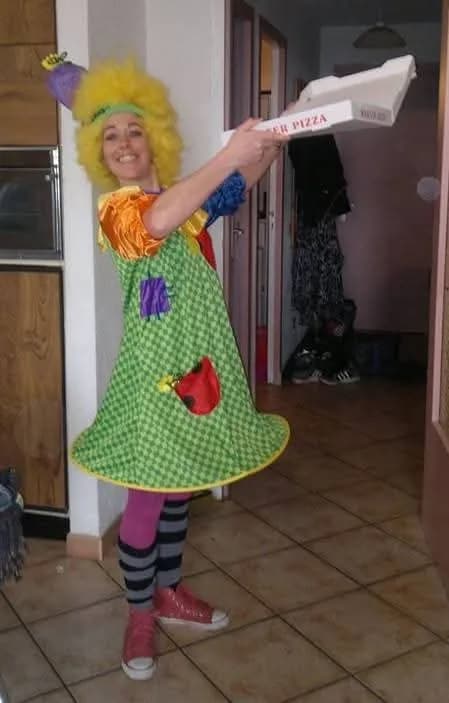Anne déguisée en clown pour une animation