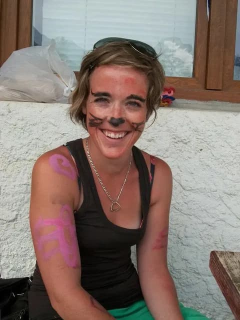 Anne maquillée en chat après un atelier maquillage